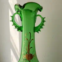 گلدان دست دم زمردی