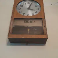 ساعت خیلی خیلی قدیمی عتیقه. سالم.کارمیکنه