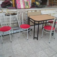 میزناهار خوری با ۴ صندلی تمیز و سالم و  بسیار محکم