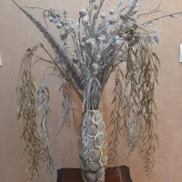 گل مصنوعی به همراه گلدان