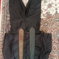 یک عدد کت وشلواردرحدنوتمیز بادوکراوات ویک پاپیون