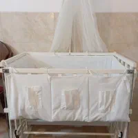 گهواره چوبی سفید در حد