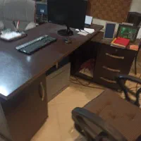 میز اداری و مینی یخچال