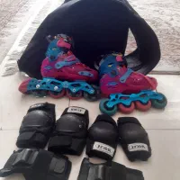 کفش اسکیت با وسایل ایمنیش در حد نو