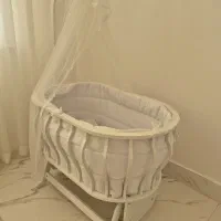 تخت کنار مادر  و گهواره