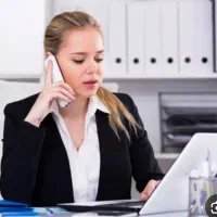 منشی خانم فقط جهت جوابگویی به تلفن