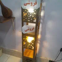 آباژور ایستاده کنار تختی