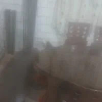 میز ناهار خوری و یک عدد جلو مبلی و یک صندلی