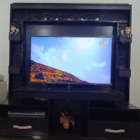 میز تلویزیون کاملاً تمیز و سالم
