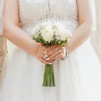 لباس عروس همراه با تور و تاج