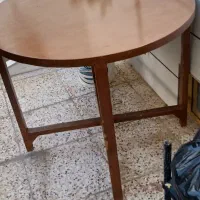 یک عدد میز نهارخوری گرد