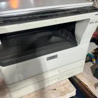 یک دستگاه کپی مارک شارپ و یک دستگاه پرینتر hp