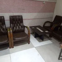 صندلی چوبی با میز وسط