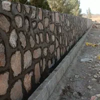 سنگ چینی و سنگ فرش. دیوار سنگی
