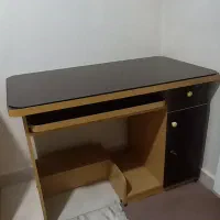 میز تحریر و کامپیوتر