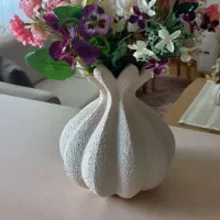 گلدان همراه با گل