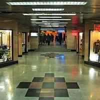 فروشنده حرفه ای خانم  در غرفه مترو امام حسین