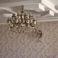 برنجی و چرخ خیاطی و پرده