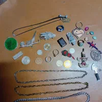 تعدادی سکه و گردنبند و....
