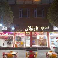 یک سالندار جهت کار در فست فود