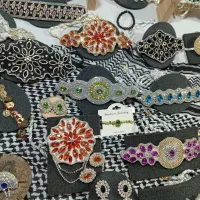 کمربند لباس موردی و سنجاق سینه
