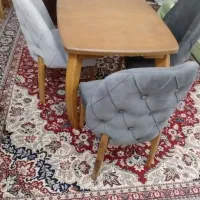 میز ناهارخوری و چهار عدد صندلی