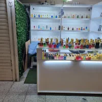 ویترین عطر فروشی در حد