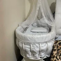 گهواره کنار تخت مادر