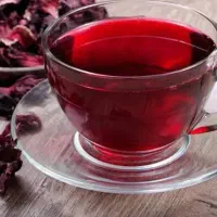 چای قرمز با رنگ آلبالویی
