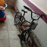 دوعدد دوچرخه یکیش پیرمردی یکیش ۲۰