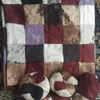 بالش و پارچه ی چند  تکه دوزی شده