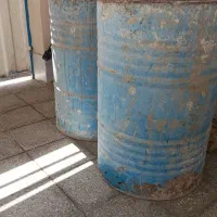 دوعدد بشکه‌ تعدادی چوب داربست