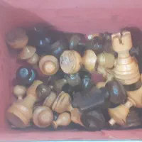 مهرهای چوبی شطرنج با جعبه