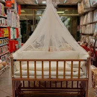 تخت و گهواره کنار تخت مادر
