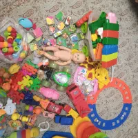 تعداده زیادی اسباب بازی بچه