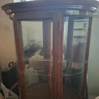 بوفه و ویترین دکوری نیم‌گرد شیشه‌ای