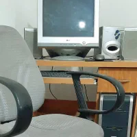 کامپیوتر سالم سالم با میز و صندلی