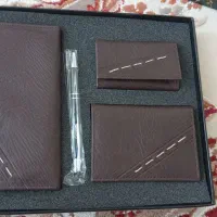 کیف پول و جاکارتی و جا کلیدی و خودکار نو با جعبه