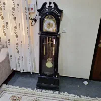 یک عدد ساعت ایستاده ویک عدد ساعت دیواری