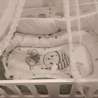 تخت  نوزاد کنار مادر