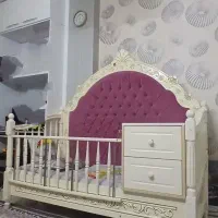 تخت بچه و سرویس ساعت و چراغ خواب و لوسترو....
