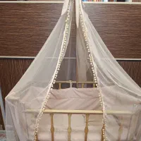 تخت کنار مادر