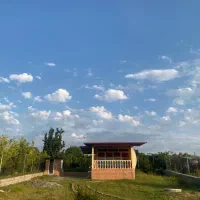 فروش-زمین-روی-تپه-کلبه-چاه-آب-ویوی-عالی