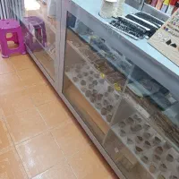 ویترین کامل مغازه به فروش میرسد