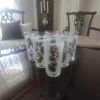 تعدادی ظروف ها آنتیک د نوع وقدیمی