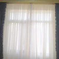 یک جفت پرده قهوه‌ای طرح دار شیک