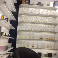 فروشنده خانم‌جهت کاردر گالری عطر ادکلن