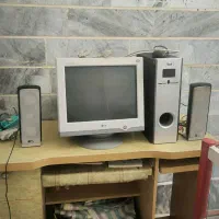 میز کامپیوتر+ مانیتور + اسپیکر و موس
