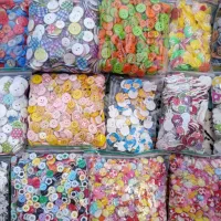 دکمه چوبی و نوزادی مخصوص بافتنی