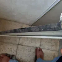 پنجره دوجداره و یک توری الومینیومی